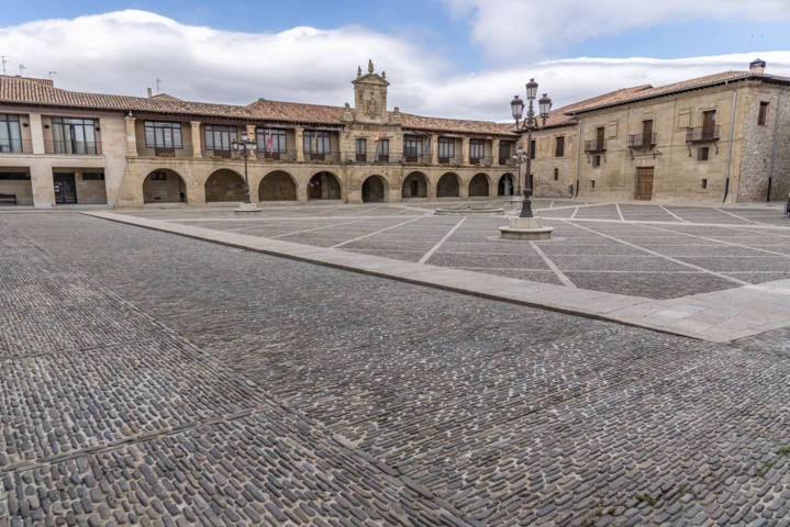 29 - La Rioja - Santo Domingo de la Calzada - plaza Mayor o de Espanya - Ayuntamiento